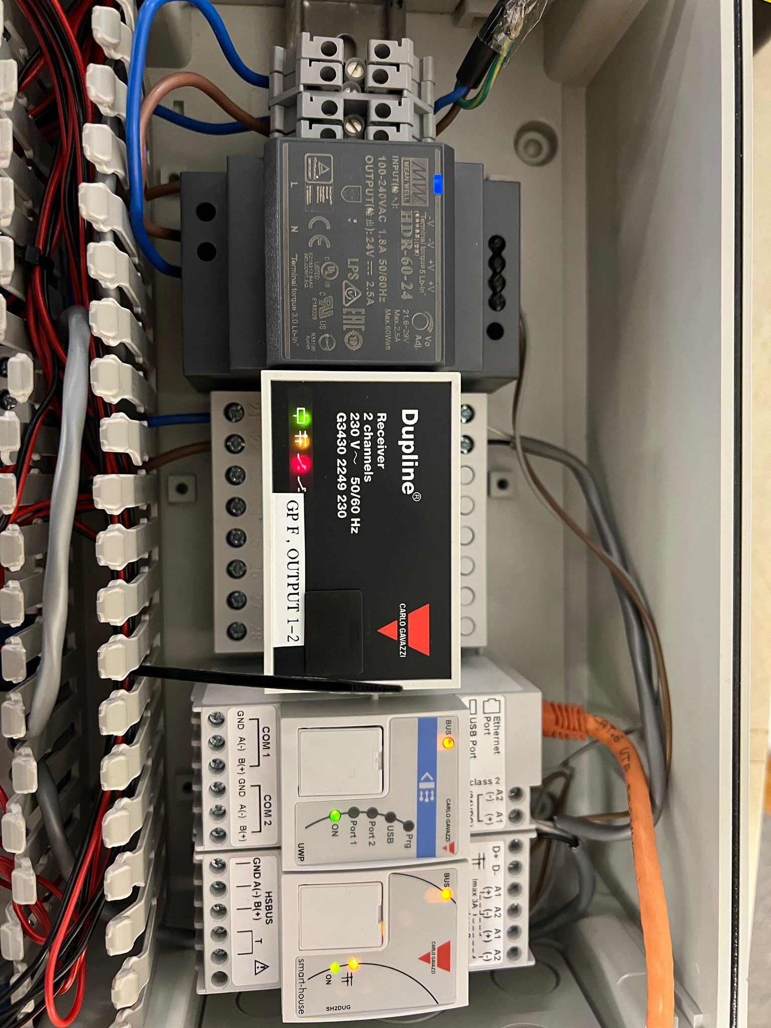 控制箱內的物聯網監察模組與電源